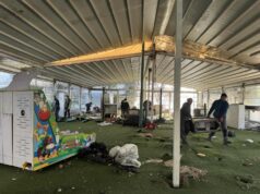 (Фото) Тревникот до „Капитол мол“ се ослободува, им се враќа на граѓаните со ново игралиште, велат од Општина Аеродром