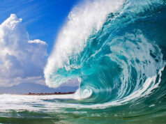 Три лица загинаа, а 15 се повредени откако Тенерифе го погодија џиновски бранови