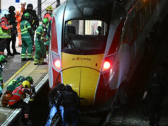 Патник со телото заштитил девојка од напаѓачот во возот во Англија: тој е сериозно повреден