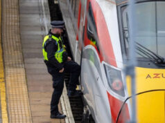 Сведок за нападот на воз во Англија: „Се тропаше по вратите, бевме заклучени како во кутија“