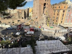 (Видео) Се урна средновековна кула во близина на Колосеумот во Рим, еден работник заробен под урнатините