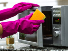 Без триење или груби хемикалии: вашата микробранова печка ќе блесне како нова со овие две состојки