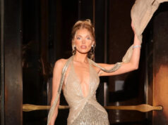 (Фото) Прекрасната манекенка ги изненади сите во Њујорк со длабоко деколте