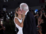 (Фото) Тој има сопруга 34 години помлада од него, а ова е неговата тајна: „Само кога таа ми дозволува“