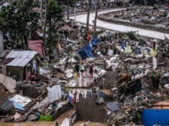 (Видео) Најмалку 114 мртви во поплавите на Филипините: водата ги голта куќите и улиците