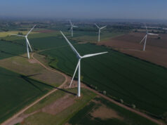 Министрите на Трамп: Обновливите извори на енергија се бескорисни, ЕУ треба да купува наша нафта