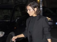 (Фото) Нова фризура и променет изглед: Можеби е „очајна домаќинка“, но во проѕирна облека е секс бомба