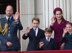 Принцот Џорџ сака мобилен телефон, но неговиот татко не му дозволува