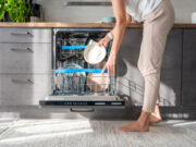 Ставете кора од портокал во машина за садови: овој трик е генијален и ќе го обожавате