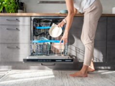 Ставете кора од портокал во машина за садови: овој трик е генијален и ќе го обожавате