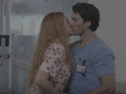 (Видео) Се шири никогаш претходно видена снимка: Лајвли го бакнува Балдони на снимање, а тоа не е дел од сценариото