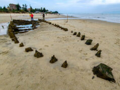 (Видео) Морето исфрли брод стар 600 години на плажа во Виетнам