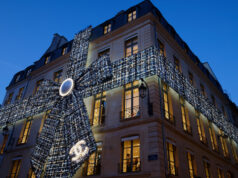 (Видео) Крадци со пиштоли и секири се обиделе да ја ограбат продавницата на Шанел во Париз