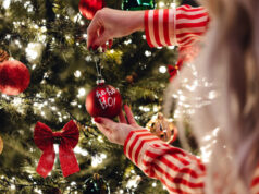 Сè повеќе луѓе порано ги украсуваат новогодишните елки – експертите објаснуваат зошто