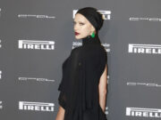 (Фото) Руската бомба никогаш не била посекси, дури ни во бизарна облека