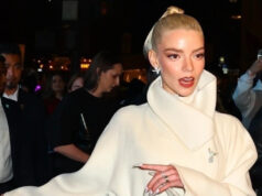 (Фото) Крие магија под капутот: една од најубавите жени во најкраткото фустанче досега