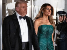 (Фото) Меланија Трамп воодушеви во гламурозна креација во боја на смарагд