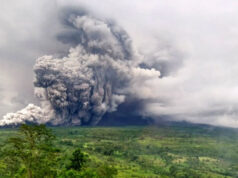 (Видео) Индонезиските власти евакуираа повеќе од 900 луѓе по ерупцијата на вулканот Семеру