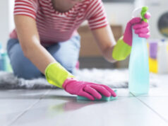 (Видео) Топла вода и три состојки од кујната – вашите плочки ќе светат како штотуку да сте ги купиле