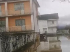 Во Ресенско поплавени над 50 куќи, магацински простори и земјоделско земјиште, состојбата се следи во сите засегнати региони, соопшти ЦУК