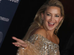 (Фото) По проѕирниот фустан, таа се облече во чист гламур – и сè уште е убава