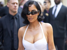 (Фото) По фијаското со серијата, таа продолжи да го прави тоа што најдобро го знае – да привлекува внимание со разголените изданија