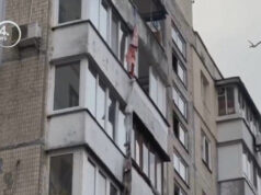 (Видео) Потресни снимки од Киев: луѓе врзувале ќебиња за да избегаат од запален стан