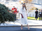 (Фото/Видео) Започна празничната сезона во Белата куќа, Меланија ја пречека новогодишната елка