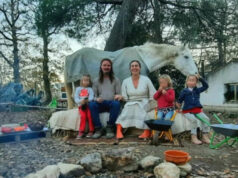 Родители со три деца живееле во колиба во шума, италијанскиот суд им ги одзеде