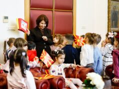 Свечено менување на државното знаме: децата прашуваа за работата на првата жена-претседателка