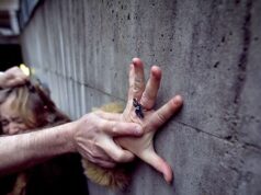 Грабнале жена, ја тепале, па откако се онесвестила, ја силувале во напуштен објект во Струга