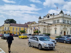 Политико: Бугарија ја разгледува можноста да бара ослободување од санкциите на САД против „Лукоил“