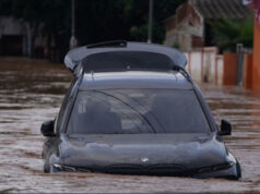 Најлоши поплави во последните 15 години: Тајланд испраќа носач на авиони како пловечка болница