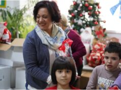 Новогодишни пакетчиња за децата од ОУРЦ ,,Д-р Златан Сремец”, „Димитар Влахов” и децата со оштетен слух и говор од ООУ “Кузман Јосифовски-Питу”