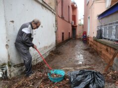 Во Грција, патиштата се поплавени поради бурата, а училиштата во делови од земјата се затворени