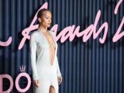 Деколте до папок: Секси стајлингот на Рита Ора открива многу