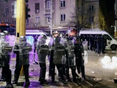 (Видео) Илјадници протестираа против владата во Бугарија, луѓето се судрија со полицијата