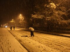(Видео) Снежна бура во Америка: откажани бројни летови, масивен верижен судир на возила во Индијана