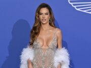 (Фото) Не ја нарекуваат за џабе огнената Бразилка: во мини фустанче и на минусни температури