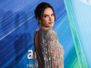 (Видео) Познатата убавица во романтична креација ги плени погледите: „Дали оваа жена е реална?“