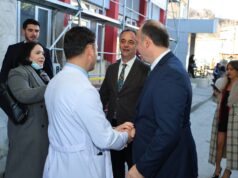 Министерот Алиу во посета на Клиниката за детски болести: Им посака на сите деца поскоро оздравување