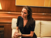 (Фото) Анџелина Џоли за прв пат ги покажа лузните од мастектомијата