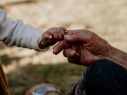 Која баба детето ја сака повеќе – бабата од мајчина или од таткова страна?