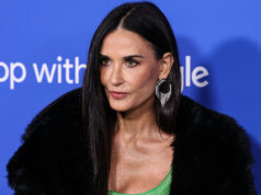 Сите сакаме да изгледаме како Деми Мур додека го чисти снегот пред куќата