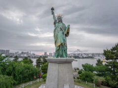 (Видео) Силен ветер ја урна репликата на Статуата на слободата во Бразил