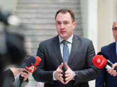 Андоновски: Со бесплатните Wi-Fi зони и електронските уреди го надминуваме дигиталниот јаз меѓу студентите