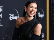 (Фото) Повторно облече проѕирна кошула и покажа сè: „Вистинска бомба“