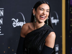 (Фото) Повторно облече проѕирна кошула и покажа сè: „Вистинска бомба“