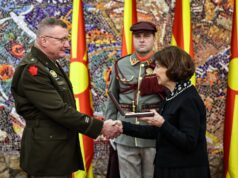 Сиљановска-Давкова го одликуваше генерал-мајор Грегори Најт, командантот на Националната гарда на Вермонт со Орден за воени заслуги
