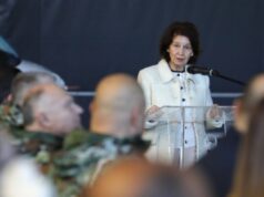 Претседателката упати порака за мир, а Дедо Мраз со хеликоптер стигна пред дечињата на припадниците на АРМ